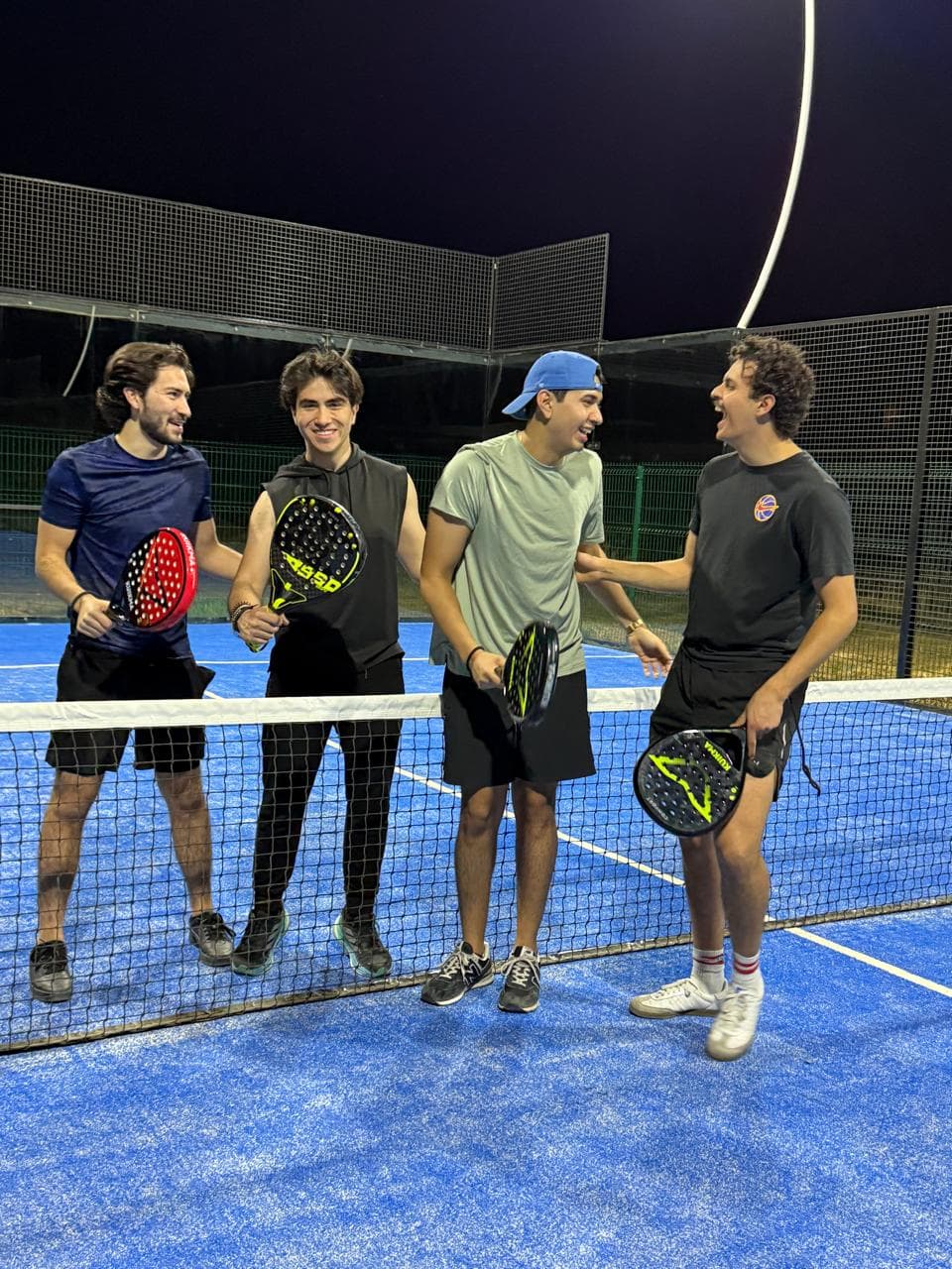 Jugadores de la comunidad Sacré riendo junto a la red