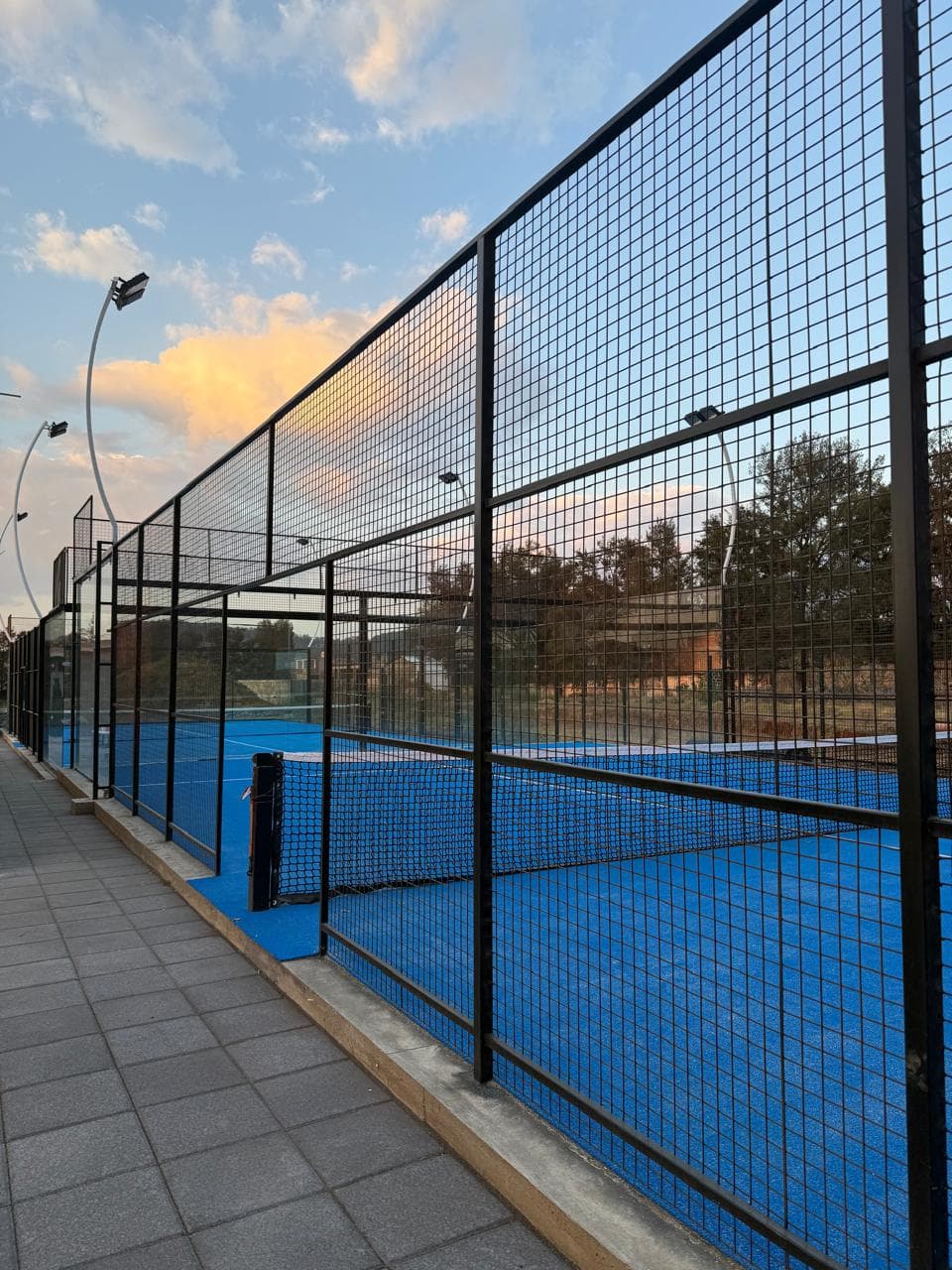 Detalle del cristal y la malla perimetral de la cancha